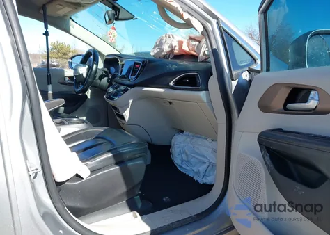 2017 Chrysler Pacifica Touring-L z USA, uszkodzony, nr VIN 2C4RC1BG4HR738996